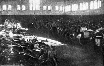 23isdt_parcferme_Maschinen werden unter Bewachung abgestellt