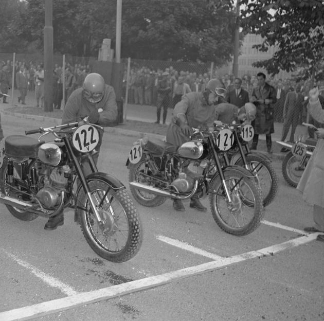 Photo - lined up at the start #122 Stanislav Statska CZ 175 Czech Silver Vase 'B' Team #121Luben Dakov CZ 175 Bulgarian Silver Vase 'B' Team #115 Miroslav Kamaryt CZ 175 #125 Werner Salevsky MZ 175 E German Silver Vase 'A' team ISDT 1959