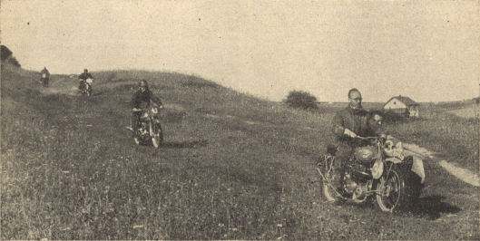 Photo – Here #34 Harold Taylor BSA [EZY 928?] still had been happy and was full of hope, his machine was o.k., and he, as a careful rider and great expert, had nothing to fear from his side. Second man behind him is the Italian #43 Ranieri on a 500cc Sertum, behind him Feldwebel [Sergeant] Grimm from the Kraftfahrtschule der Luftwaffe [Air Force motoring school], a man who took part at such a big event for the first time, and he made it quite good. On the first day, he had been outwitted by so many tyre punctures, that he did earn 35 points, all the other days he remained without points. ISDT 1939 (das Motorrad)