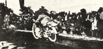 sd21_E.Williams~auf~A.J.S.~im~Ziel~des~Kil.~lance