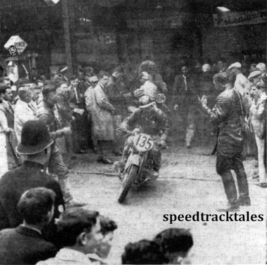 Photo - An den Tankstellen war immer eine ganze Menge los. Daher hatten sich dort auch immer besonders viele Zuschauer angelunden. Das Bild zeigt Zimmermann-Berlin, der sich auch in England mit seiner Zündapp eine Goldene holte, wie er nach dem Tanken wieder in die Gegend sticht. ISDT 1937 (Speedtracktales Collection)