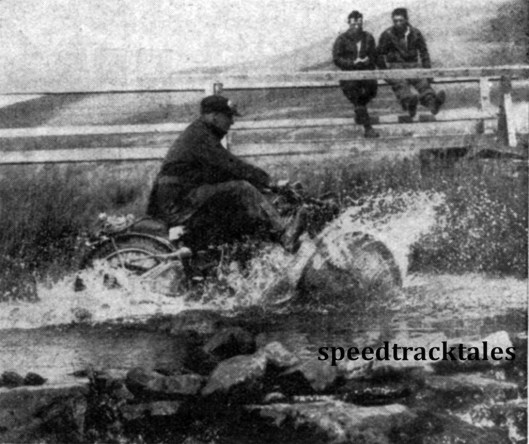 Photo - Ein Teilnehmer der Sechstagefahrt bei einer Wasserdurchfahrt. Das Wasser Spritzt offensichtlich ganz shön, und wenn Vergaser und Zündanlage nicht gut gesichert gewesen wären, wäre die Fahrt für den Fahrer an dieser Stelle zu Ende gewesen. ISDT 1937 (Speedtracktales Collection)
