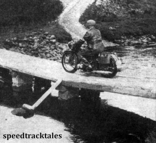 Photo - Schmale Straßen, wacklige Brücken und viele Steine gab es bei der Sechstagefahrt. Diese Brücke war vorsorglich abgestützt, weil nicht einmal der Veranstalter an ihre Haltbarkeit glaubte. Das Bild zeigt den Hauptschriftleiter vom "Motorrad" mit einer Zündapp KS500. Er fuhr natürlich die ganze Strecke, wie es sisch fuur einen "zünftigen" Berichterstatter gehört, mit einer Maschine ab, obwohl das Wetter nicht immer gerade schön war. ISDT 1937 (Speedtracktales Collection)