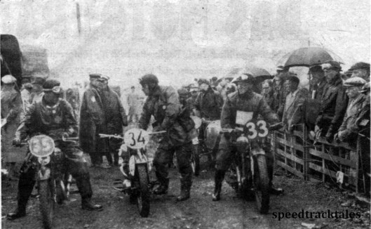 Photo - Biem Start zum erstan Fahrtag regnete es in Srtömen. Die Fahrt fing also schon recht verheißungsvoll an. Das Bild zeigt die Fahrer Stroinigg Oesterreich auf Puch (Nr 35), Leppin-Deutchland auf DKW (Nr. 34) and den Engländer Crabtree auf New Imperial ISDT 1937 (Speedtracktales Collection)
