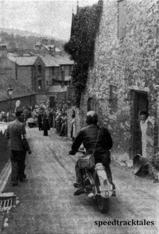 Photo - Einer der deutschen Zündapp-Fahrer bei der Fahrt durch die engen Straßen von Llangollen ISDT 1937 (Speedtracktales Collection)