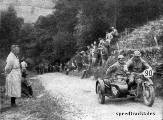 Photo - Korpsführer Hühnlein als Zuschauer auf der Strecke. Das 600er Zündapp- Gespann, was auf diesem Bild zu sehen ist, wurde von Behrens von der Versuchsabteilung Wünsdorf gefahren ISDT 1937 (Speedtracktales Collection)