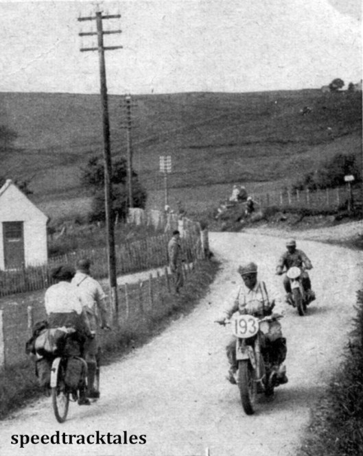 Photo - Immer wieder gab es außerordentlich schmale Strasen bei der Sechstagefahrt .Daas Bild zeigt Stelzer von unserer Nationalmannschaft auf BMW und hinter ihm den Engländer Heath auf Ariel aus der Vasen 'A' Mannschaft ISDT 1937 (Speedtracktales Collection)