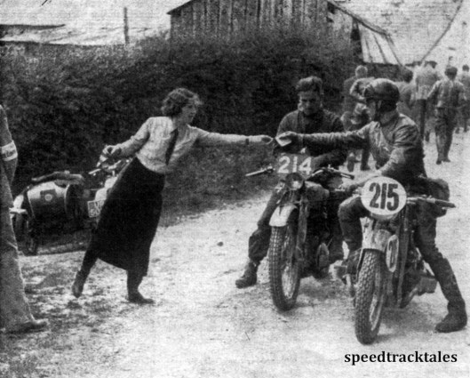Photo - An einer Kontrolle des 2. Fahrtages. Der deitsche Zündappfahrer Schäfer (nr 215) gibt gerade seine Kontrollkarte zum Stempeln ab. Links neben ihm der englische BSA-fahrer Cartwright ISDT 1937 (Speedtracktales Collection)