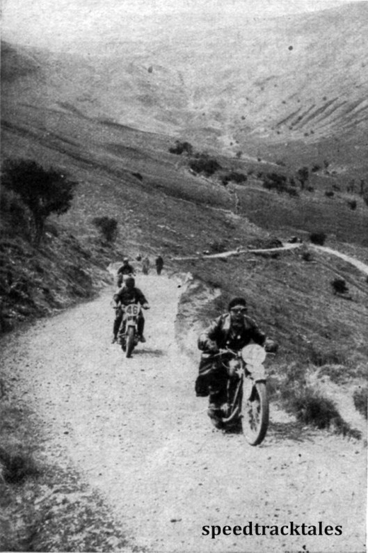 Photo - Die Fahrer auf den steinigen und schmalen Wegen der Berge von Wales. Der Fahrer ganz vorn (Nr. 47) ist der Tscheche Stanislav auf Jawa und Nr 46 der deutsche DKW-fahrer Scherzer ISDT 1937 (Speedtracktales Collection)