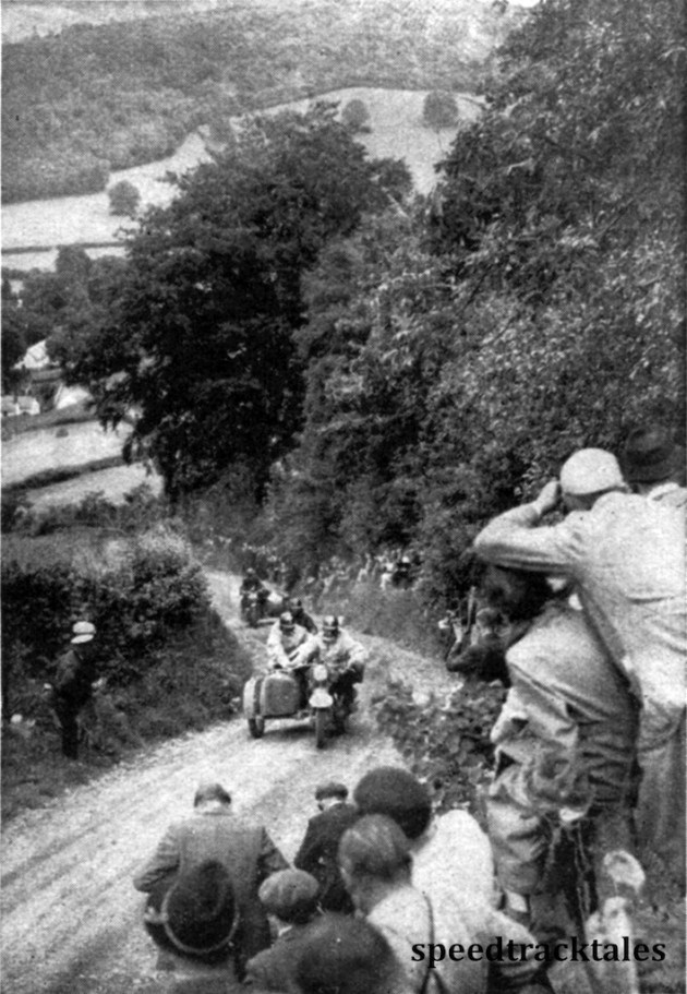 Photo - Und noch einmal die Bergstraßen in Wales. Die Strecke war an besonders schweirigen Stellen dicht von Zuschauern umrahmt. ISDT 1937 (Speedtracktales Collection)