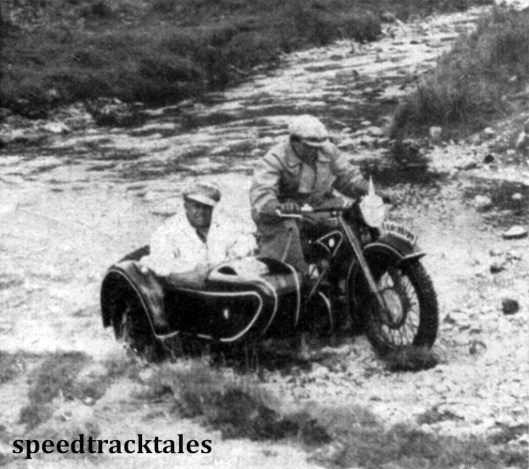 Photo - Korpsführer Hühnlein wollte ganz genau wissen, was von seinen Jungens verlangt wurde. Daher setzte er sich in einen Seilenwagen, wie aus dem Bild ersichtlich ist, und fuhr einen Teil der Strecke ab. ISDT 1937 (Speedtracktales Collection)