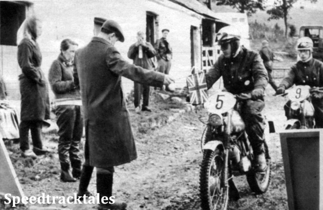 Photo - Daneben werden gerade Sengfelder und Volker Kramer mit ihren 50er Zündapp-Maschinen zur Bergprüfung des zweiten Tages gestartet (neue Startmethode - ohne Sekunden-Zähler!) ISDT 1961 (Speedtracktales Archive)