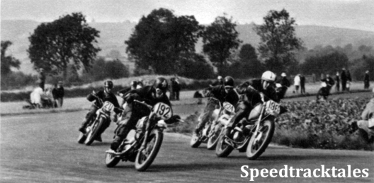 Photo - Eine Gruppe englischer Fahrer beim Schlußrennen - Mary Driver #211 ist auch hier noch mittenmang! ISDT 1961 (Speedtracktales Archive)