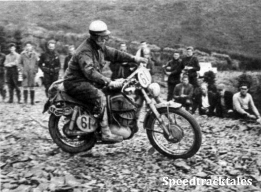 Photo - Abt mit seiner ja gewiß nicht mehr ganz taufrischen 175er DKW, mit der er, obwohl er das ganze Jahr nicht mehr in einem Wettbewerb gefahren war, in Wales einen ganz ausgezeichneten Eindruck hinterließ - hier im Schieferstück des zweiten Tages. ISDT 1961 (Speedtracktales Archive)