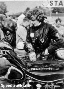 Photo - Dieses britische Marschall - Mädchen war nicht nur nett anzusehen - es war auch im wahrsten Sinne des Wortes "auf Draht" (mit dem sie nämlich bei der Plombierung heftig tätig war) ISDT 1961 (Speedtracktales Archive)