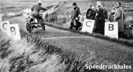 Photo - Oben Beschleunigungs- und Bremsprüfungen gab es an mehreren Tagen; sie waren hinsichtlich des Bodenbelags nicht immer günstig - ein Bremstest auf losem Schotter ist wenig sinnvoll. ISDT 1961 (Speedtracktales Archive)