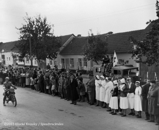 Photo - Hulk time check and medical crew with nurses await riders ISDT 1953 (©Hluké Kroniky)