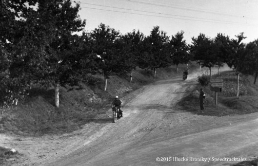 Photo - Unknown rider speeds near Hluk ISDT 1953 (©Hluké Kroniky)