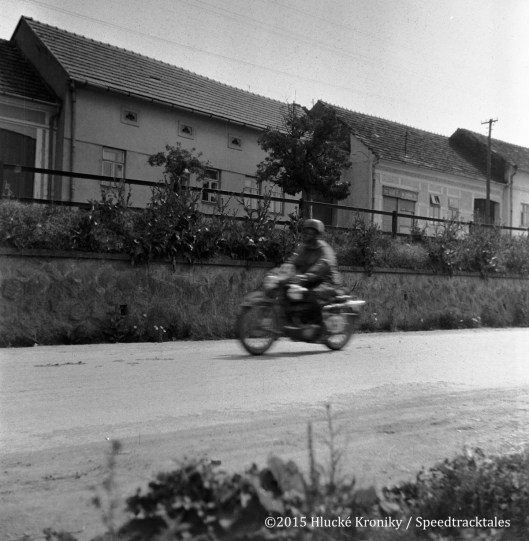 Photo - unidentified rider approaches time check Hluk ISDT 1953 (©Hluké Kroniky)