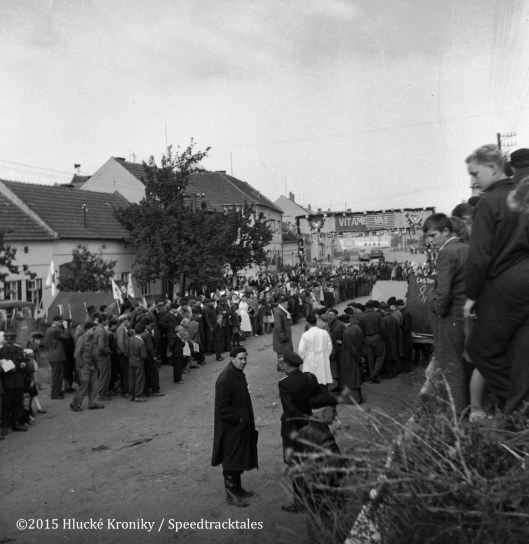 Photo - Crowds of spectators gather at Hluk Time Check ISDT 1953 (©Hluké Kroniky)