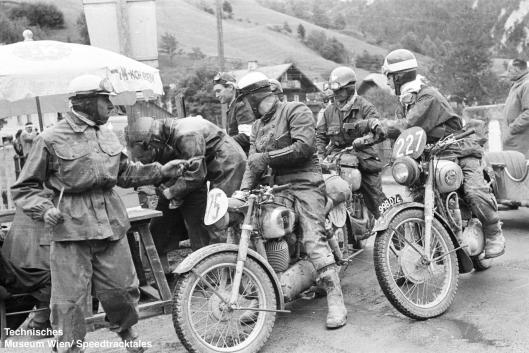 photo - #227 Chat W Eddie Dow BSA 498 [99BD72] at checkpoint ISDT 1952 (© Artur Fenzlau/Technisches Museum Wien)